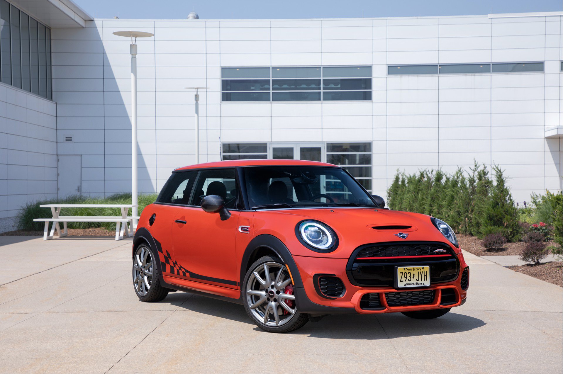 Мини быстро. Mini Cooper JCW. Оранжевый Mini Cooper JCW. Мини Купер Кантримен JCW 2019. Mini Cooper JCW цвета.